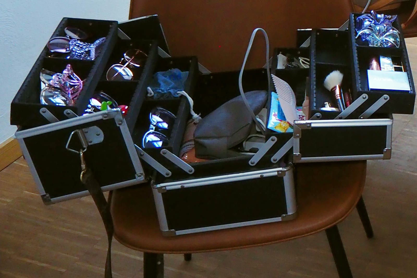 Styling-Koffer mit Requisiten und Make-up am Shooting-Set