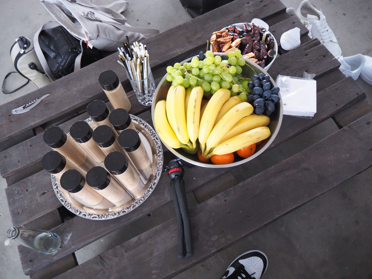 Catering mit Obst und Getränken am Set des Shootings