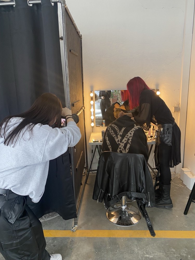 Make-up-Vorbereitung am Schminkspiegel während eines von Connectra organisierten Content-Shootings