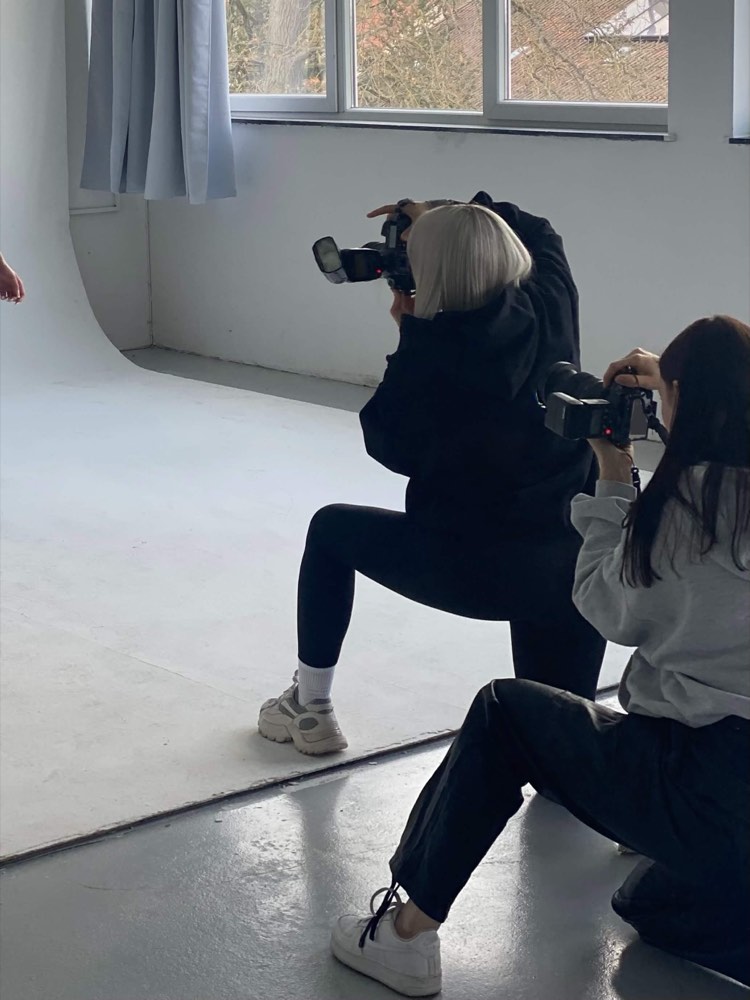 Zwei Fotografinnen bei der Aufnahme im Studio beim Content-Shooting